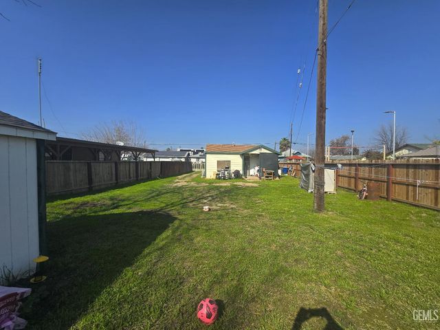8217 HillTop Drive, Bakersfield, CA 93307