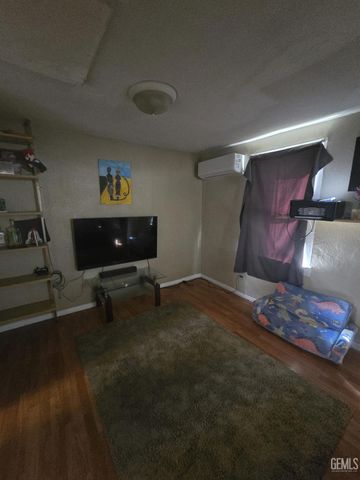 8217 HillTop Drive, Bakersfield, CA 93307