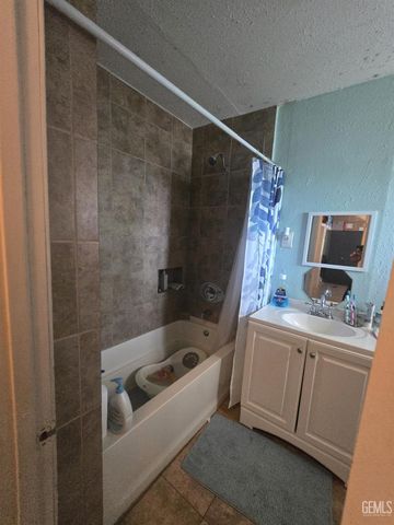 8217 HillTop Drive, Bakersfield, CA 93307