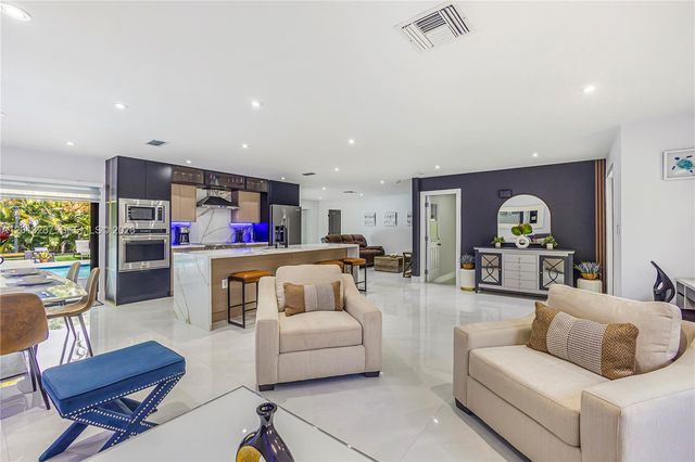 15331 Turnbull Dr, Miami Lakes, FL 33014