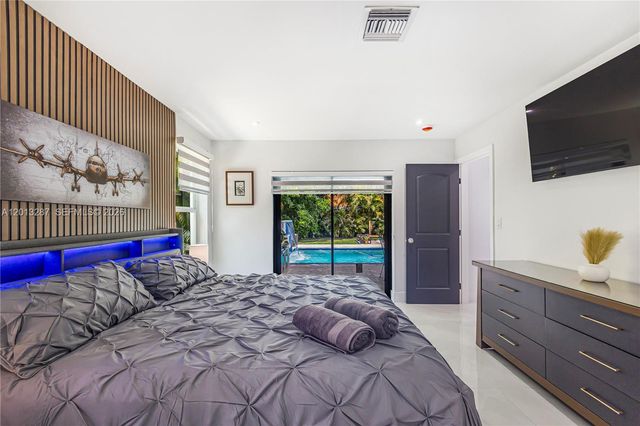 15331 Turnbull Dr, Miami Lakes, FL 33014