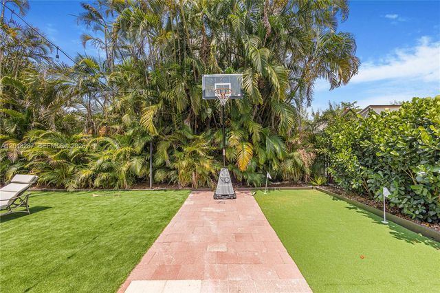 15331 Turnbull Dr, Miami Lakes, FL 33014