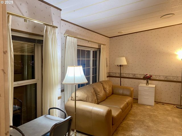 7858 Se KING Rd 7, Milwaukie, OR 97222