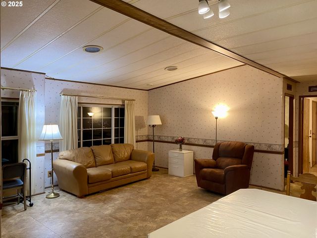 7858 Se KING Rd 7, Milwaukie, OR 97222