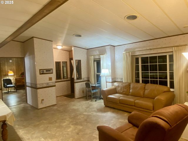 7858 Se KING Rd 7, Milwaukie, OR 97222