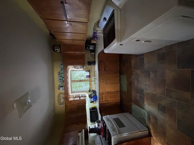 10 Dean Street, Gloversville, NY 12078