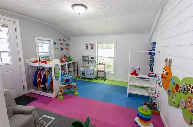 65 Wilshire Rd, Springfield, MA 01118