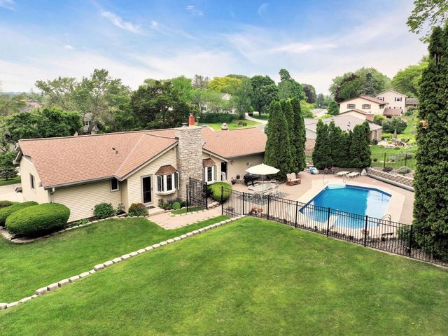 N82W15833 Valley View DRIVE, Menomonee Falls, WI 53051