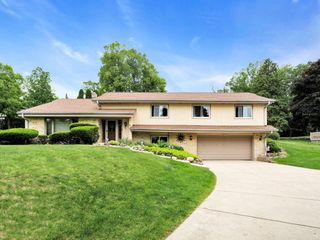 N82W15833 Valley View DRIVE, Menomonee Falls, WI 53051