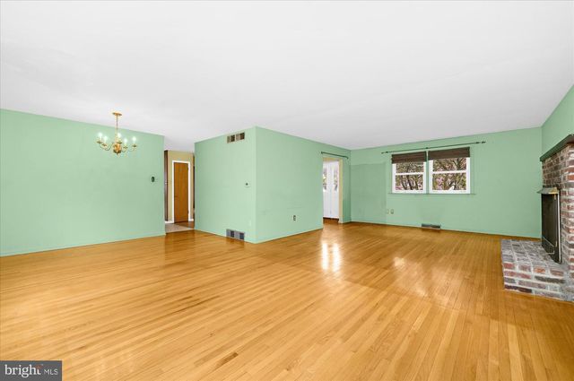 552 WOODWARD DR, Huntingdon Valley, PA 19006