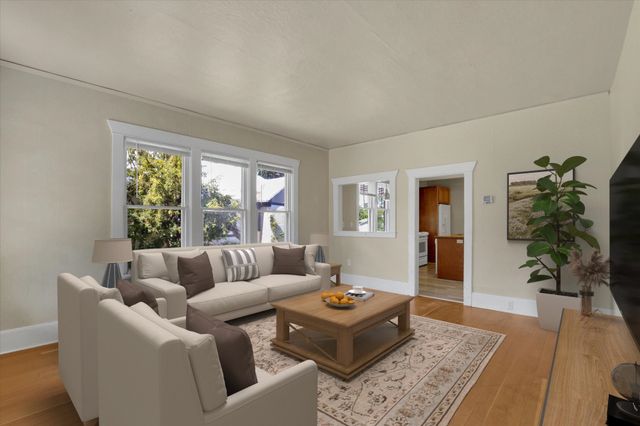 216 6th St, Cheney, WA 99004