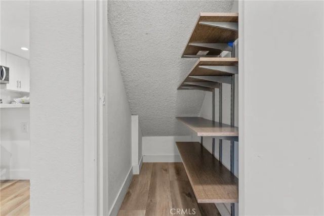 21551 Burbank 96, Woodland Hills, CA 91367