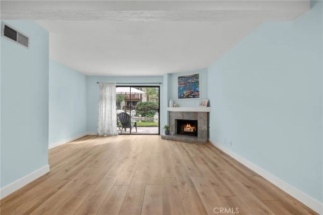 21551 Burbank 96, Woodland Hills, CA 91367