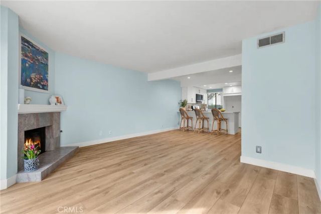 21551 Burbank 96, Woodland Hills, CA 91367