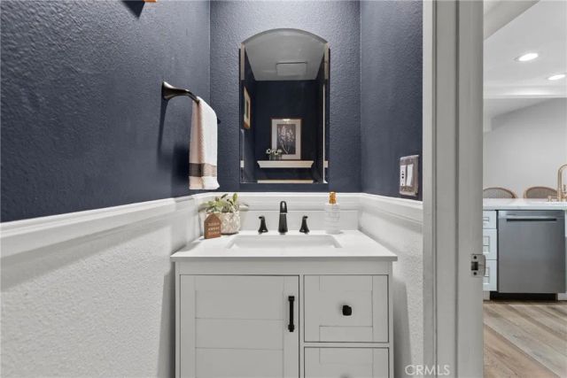 21551 Burbank 96, Woodland Hills, CA 91367