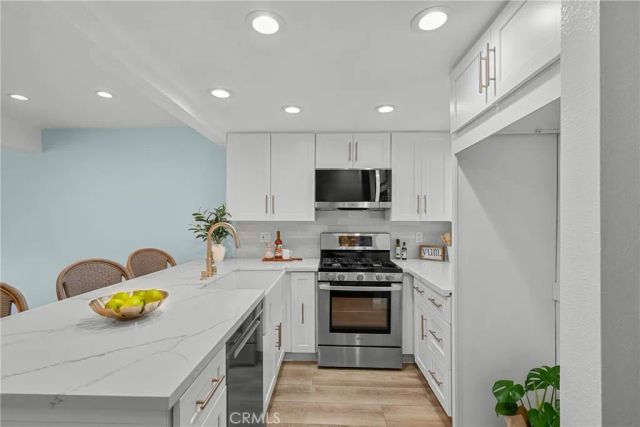 21551 Burbank 96, Woodland Hills, CA 91367