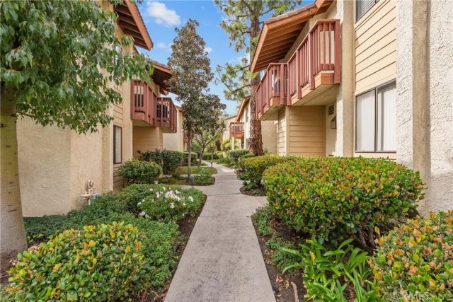 21551 Burbank 96, Woodland Hills, CA 91367