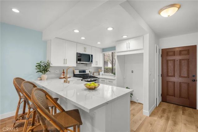 21551 Burbank 96, Woodland Hills, CA 91367