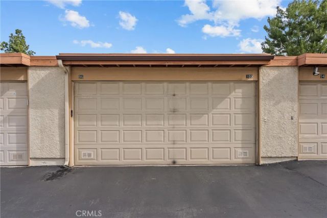 21551 Burbank 96, Woodland Hills, CA 91367