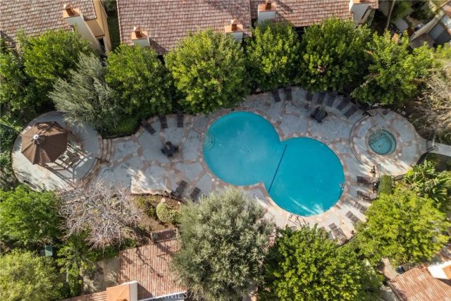 21551 Burbank 96, Woodland Hills, CA 91367