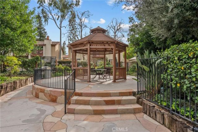 21551 Burbank 96, Woodland Hills, CA 91367