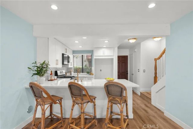 21551 Burbank 96, Woodland Hills, CA 91367