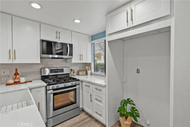 21551 Burbank 96, Woodland Hills, CA 91367