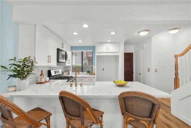 21551 Burbank 96, Woodland Hills, CA 91367