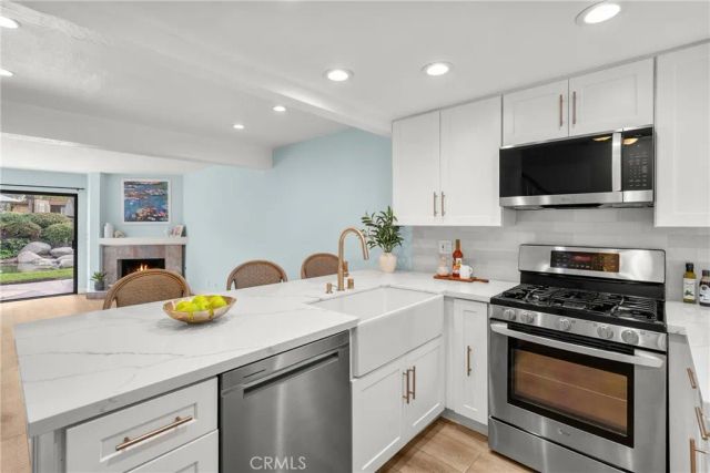 21551 Burbank 96, Woodland Hills, CA 91367