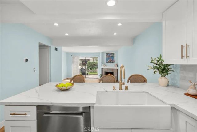 21551 Burbank 96, Woodland Hills, CA 91367