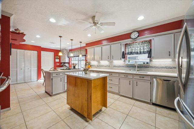 4114 Plumtree Lane, Seabrook, TX 77586