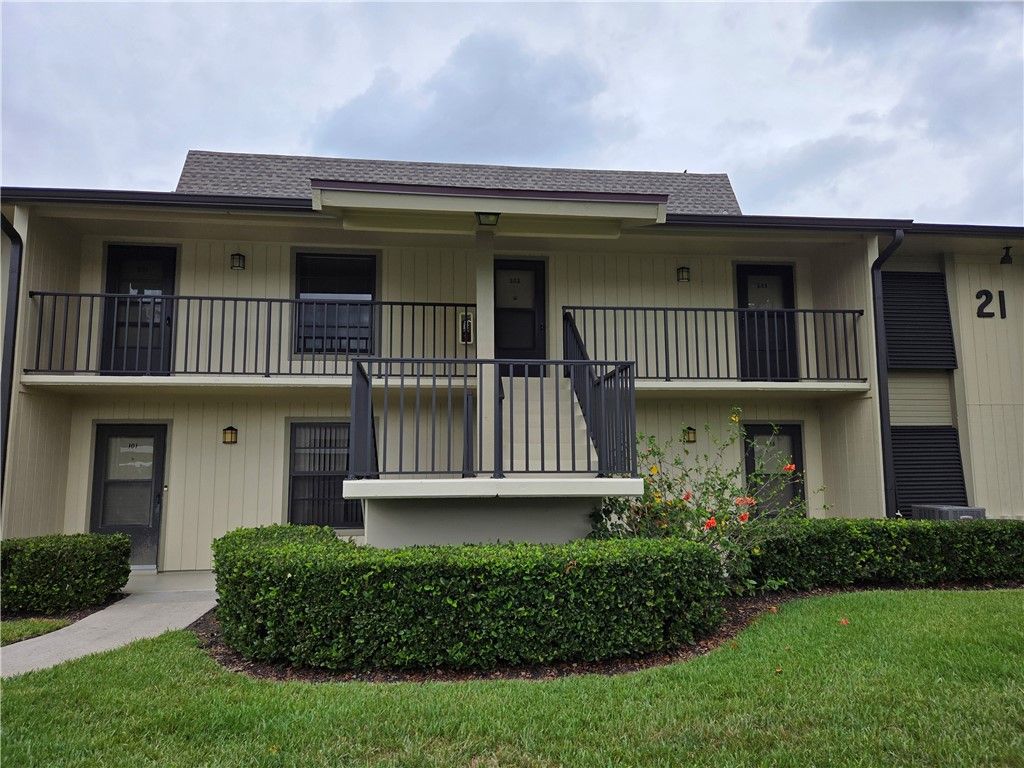 21 Plantation Drive 202, Vero Beach, FL 32966