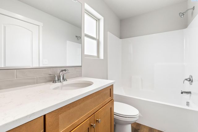 7461 Grapevine Ct, West Richland, WA 99353