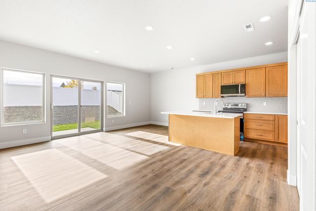 7461 Grapevine Ct, West Richland, WA 99353