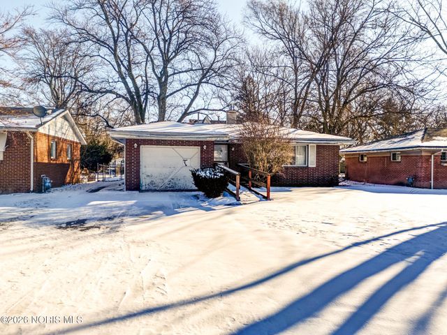 820 Mackow Drive, Toledo, OH 43607