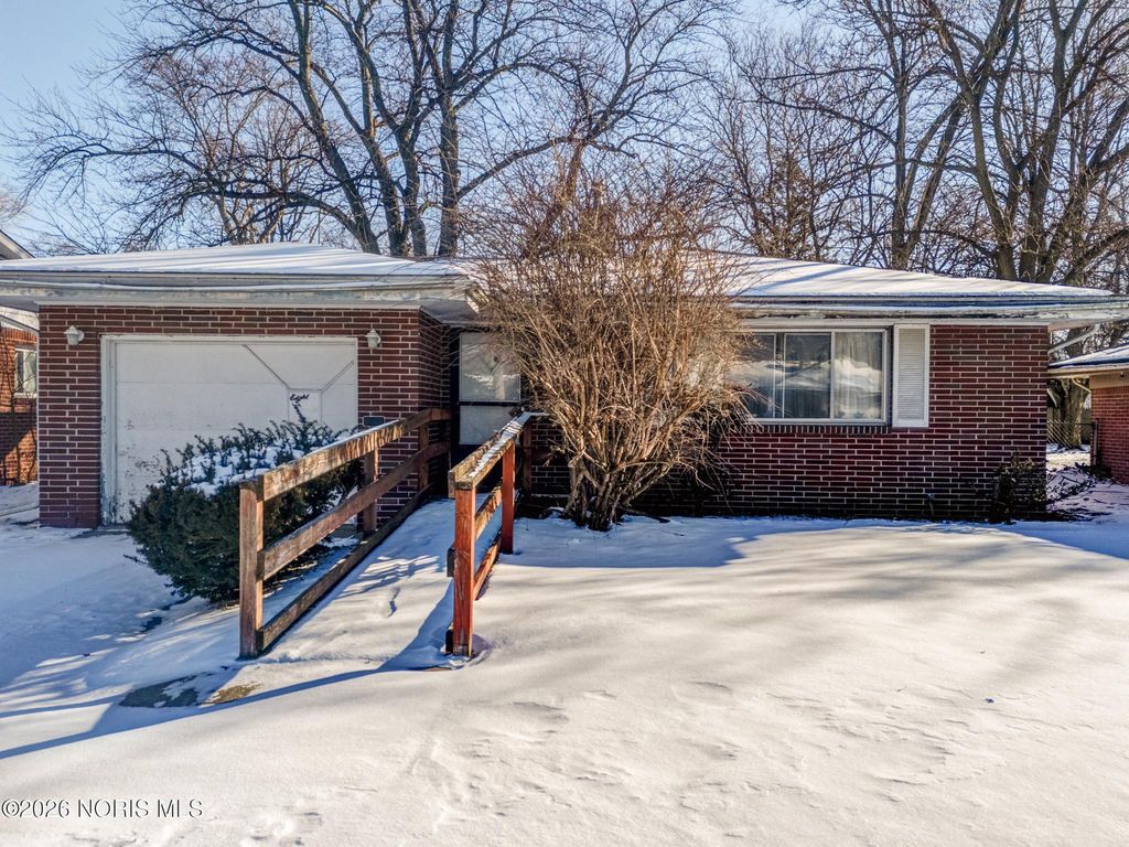 820 Mackow Drive, Toledo, OH 43607