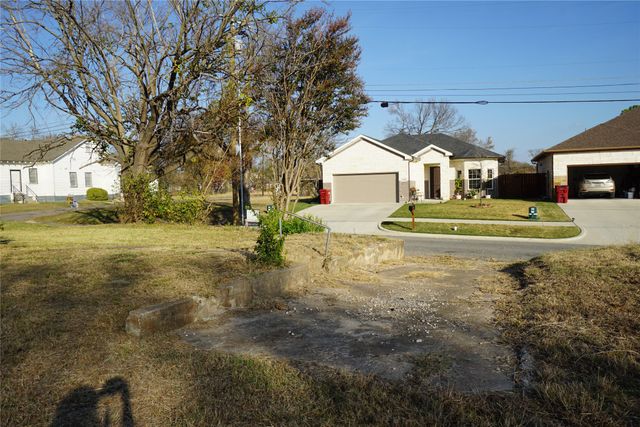 1227 Maple Street, Bonham, TX 75418