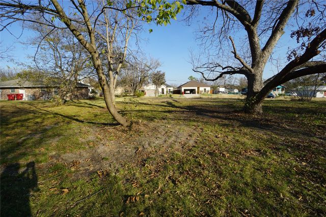 1227 Maple Street, Bonham, TX 75418