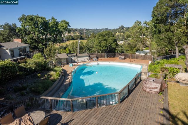 6 Lucille Way, Orinda, CA 94563