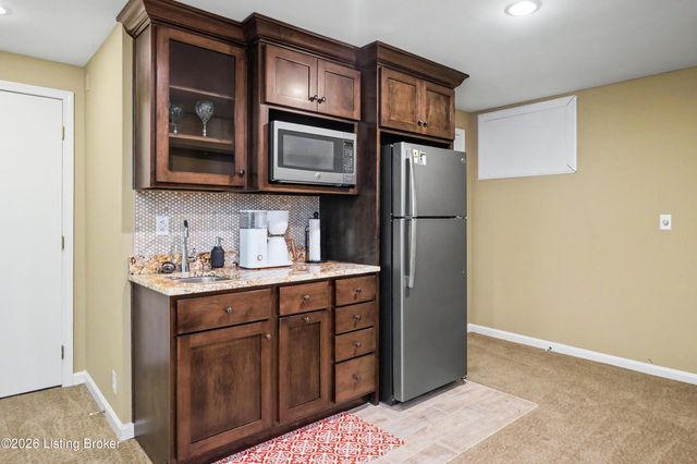 2811 Alta Vista Ct, Louisville, KY 40206