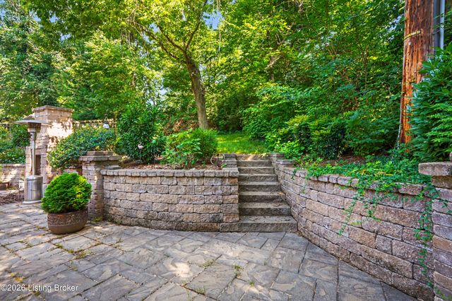 2811 Alta Vista Ct, Louisville, KY 40206