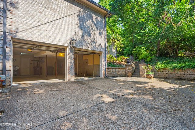 2811 Alta Vista Ct, Louisville, KY 40206