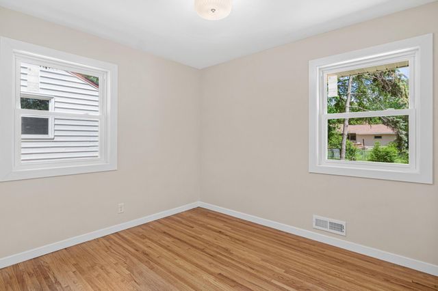 621 5th Avenue S, Hopkins, MN 55343