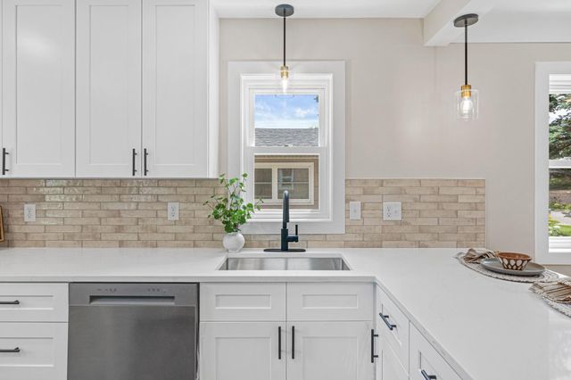 621 5th Avenue S, Hopkins, MN 55343