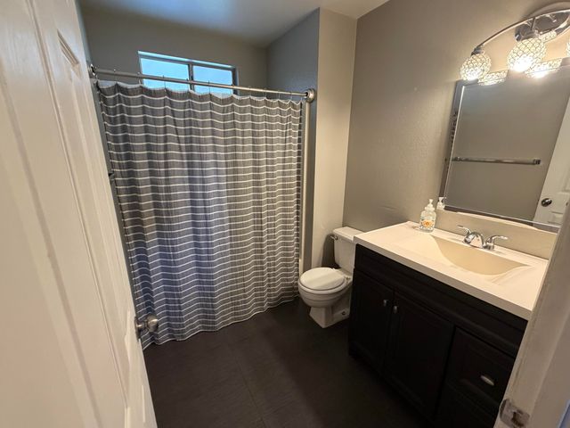 1150 E Ben Franklin Avenue E, Tulare, CA 93274