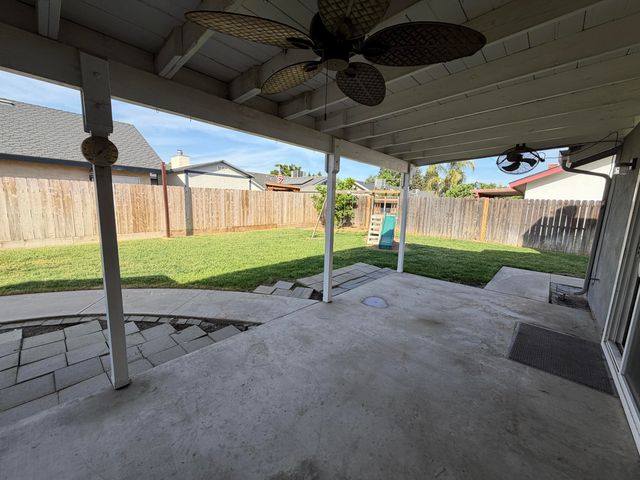 1150 E Ben Franklin Avenue E, Tulare, CA 93274