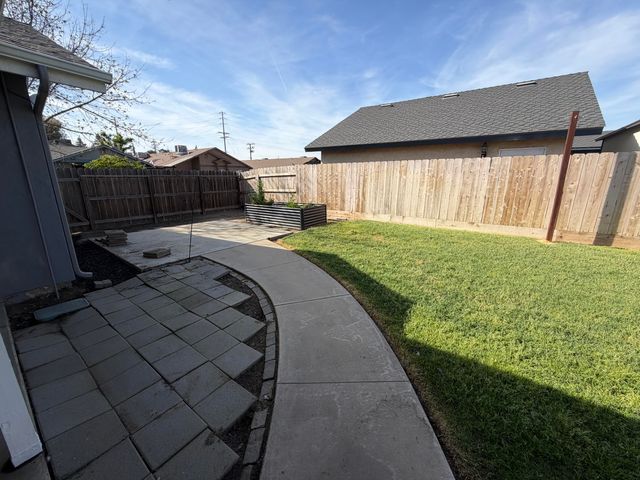 1150 E Ben Franklin Avenue E, Tulare, CA 93274