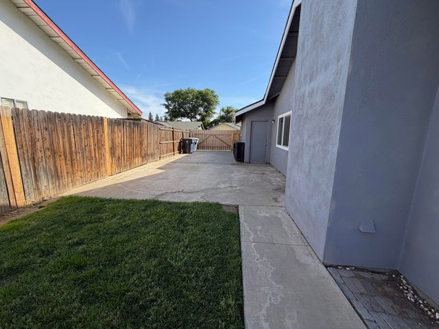 1150 E Ben Franklin Avenue E, Tulare, CA 93274