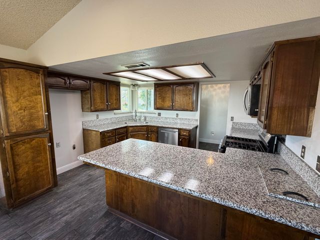 1150 E Ben Franklin Avenue E, Tulare, CA 93274