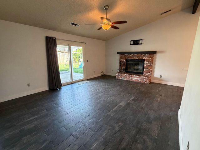 1150 E Ben Franklin Avenue E, Tulare, CA 93274